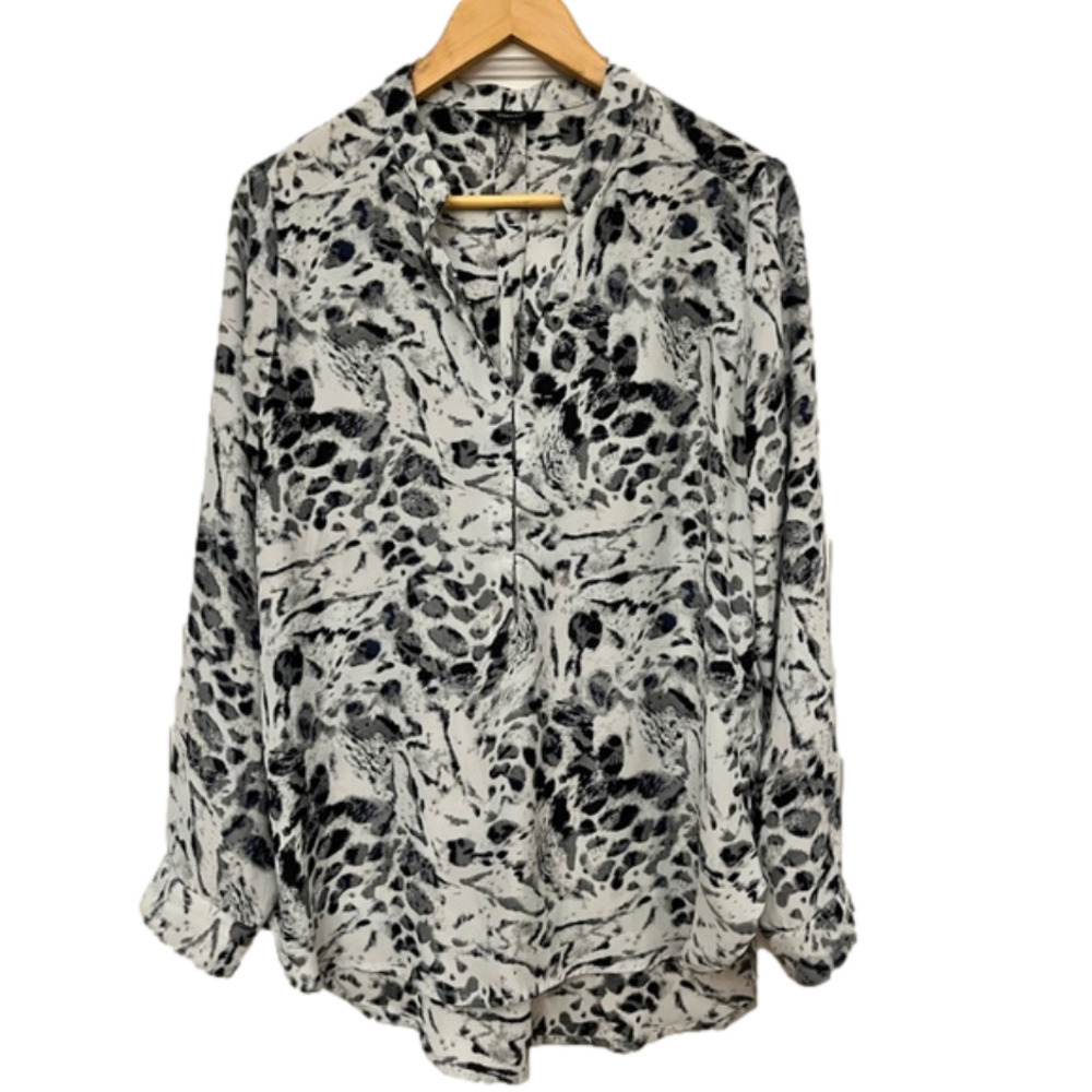 RW & CO. Animal print blouse. Long sleeve long torso tunic top Subtle Sexy Large